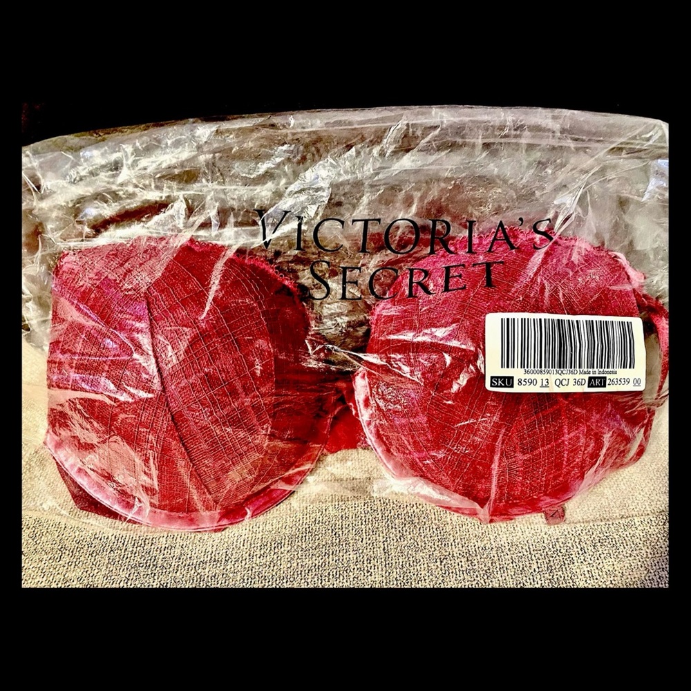 Victoria’s Secret “Sexy T-Shirt” Lace Push Up Bra: Brand new w/ tags, never worn